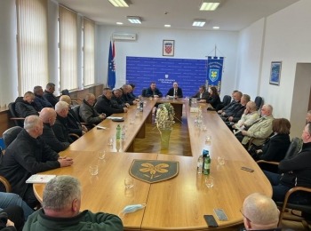 Ličko-senjska županija - Sastanak župana Petryja s ratnim zapovjednicima i braniteljskim udrugama