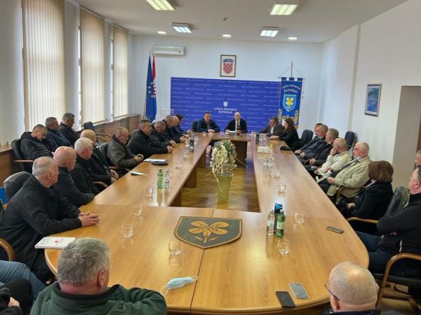 Sastanak župana Petryja s ratnim zapovjednicima i braniteljskim udrugama