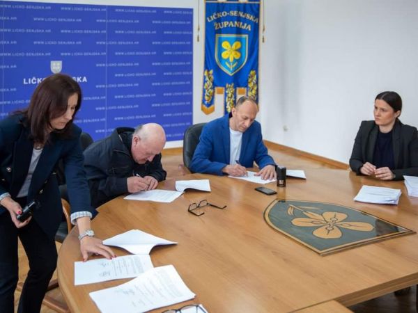 Župan Petry potpisao Ugovore s 28 udruga