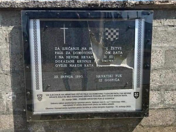 Otkrivena obnovljena spomen-ploča kao dokaz bestijalnih ubojstava poraća u Gospiću