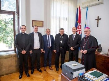 Ličko-senjska županija - Vrhbosanski nadbiskup u miru kardinal Vinko Puljić boravio je u posjetu Ličko-senjskoj županiji