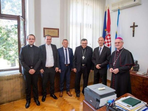 Vrhbosanski nadbiskup u miru kardinal Vinko Puljić boravio je u posjetu Ličko-senjskoj županiji