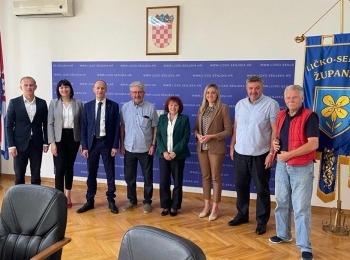 Ličko-senjska županija - U Ličko-senjskoj županiji sastanak s ravnateljima osnovnih i srednjih škola, Udruga Vila Velebita iz Zagreba donirala knjige svim školama