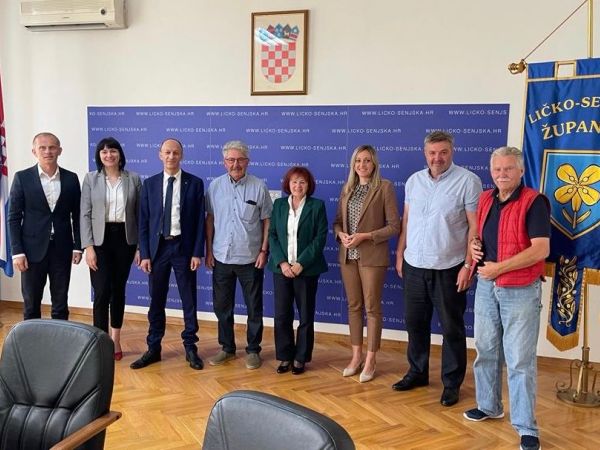 U Ličko-senjskoj županiji sastanak s ravnateljima osnovnih i srednjih škola, Udruga Vila Velebita iz Zagreba donirala knjige svim školama