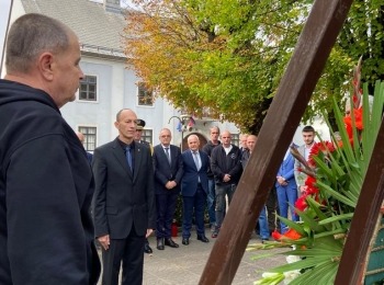 Ličko-senjska županija - Odana počast i postavljena spomen ploča nedaleko od sela Budak u znak počasti albanskim braniteljima
