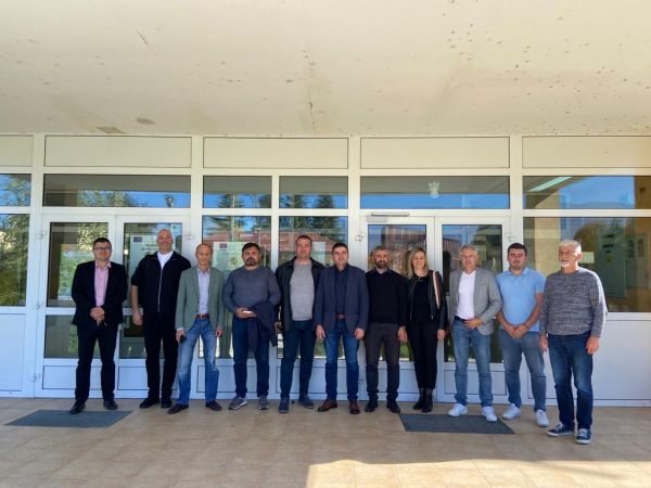 SVEČANO OTVORENA NOVOUREĐENA IGRALIŠTA OSNOVNE ŠKOLE DONJI LAPAC SVEČANO OTVORENA NOVOUREĐENA IGRALIŠTA OSNOVNE ŠKOLE DONJI LAPAC