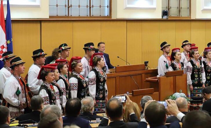 Ukrajinski ansambl koji je proteklih dana boravio u Lici danas nastupio u Hrvatskom saboru Ukrajinski ansambl koji je proteklih dana boravio u Lici danas nastupio u Hrvatskom saboru