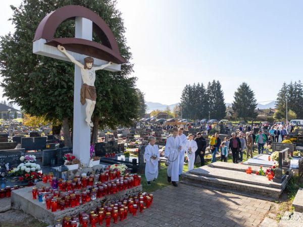Biskup Križić predvodio Svetu misu na Gradskom groblju u Gospiću Biskup Križić predvodio Svetu misu na Gradskom groblju u Gospiću
