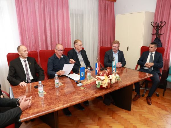 Potpisan okvirni sporazum za treću fazu sanacije karlobaške rive u vrijednosti od gotovo 5 milijuna kuna Potpisan okvirni sporazum za treću fazu sanacije karlobaške rive u vrijednosti od gotovo 5 milijuna kuna