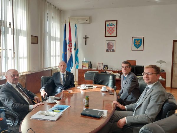 Veleposlanik Slovenije u RH Gašper Dovžan posjetio Ličko-senjsku županiju Veleposlanik Slovenije u RH Gašper Dovžan posjetio Ličko-senjsku županiju