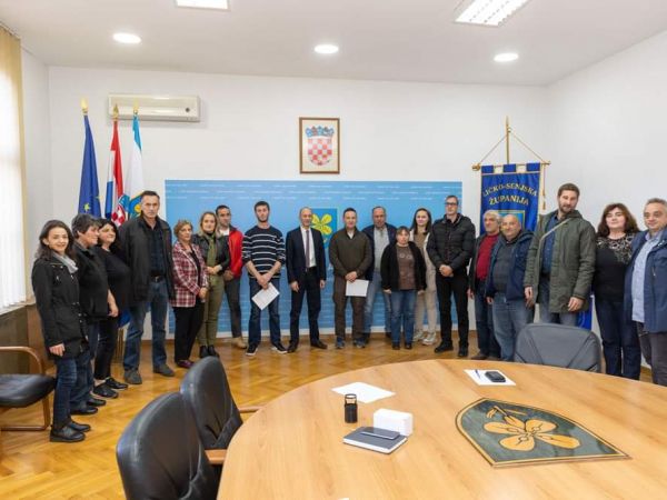 Župan Petry potpisao Ugovore potpore za uzgoj i držanje uzgojno-valjanih junica