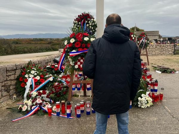 Ličko-senjski župan Petry odao počast žrtvama Škabrnje Ličko-senjski župan Petry odao počast žrtvama Škabrnje