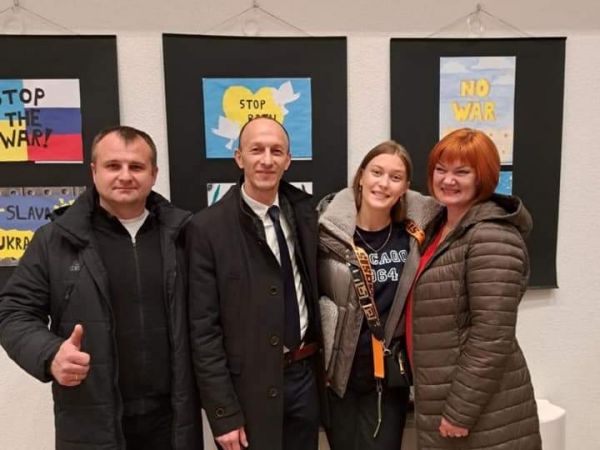 Župan Petry otvorio izložbu dječjih radova “Mir za mene i tebe” Župan Petry otvorio izložbu dječjih radova “Mir za mene i tebe”