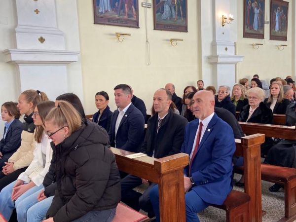 U Novalji svečano otkrivena bista nadbiskupa Antona Tamaruta U Novalji svečano otkrivena bista nadbiskupa Antona Tamaruta