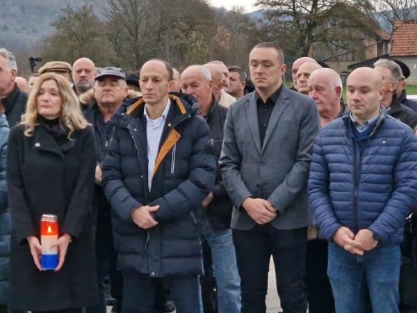 U Prozoru kod Otočca svečano otvoren mjesni dom i postavljena spomen ploča poginulim braniteljima U Prozoru kod Otočca svečano otvoren mjesni dom i postavljena spomen ploča poginulim braniteljima