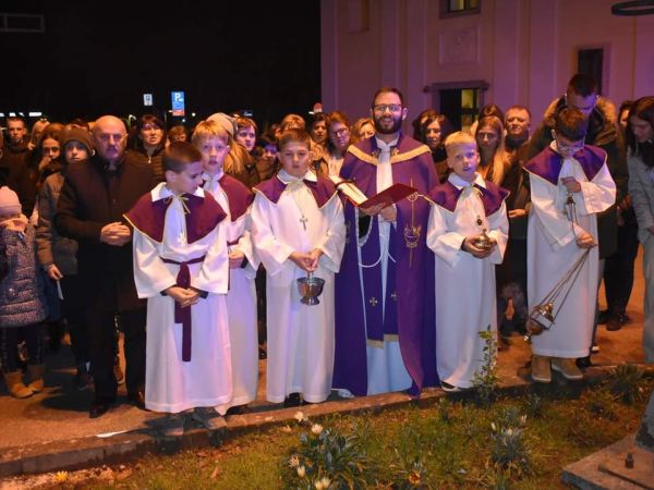 U Gospiću upaljenja prva adventska svijeća U Gospiću upaljenja prva adventska svijeća