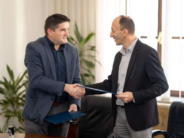 Između Ličko-senjske županije i HOK potpisan Sporazum o stipendiranju učenika srednjih škola za deficitarna zanimanja Između Ličko-senjske županije i HOK potpisan Sporazum o stipendiranju učenika srednjih škola za deficitarna zanimanja