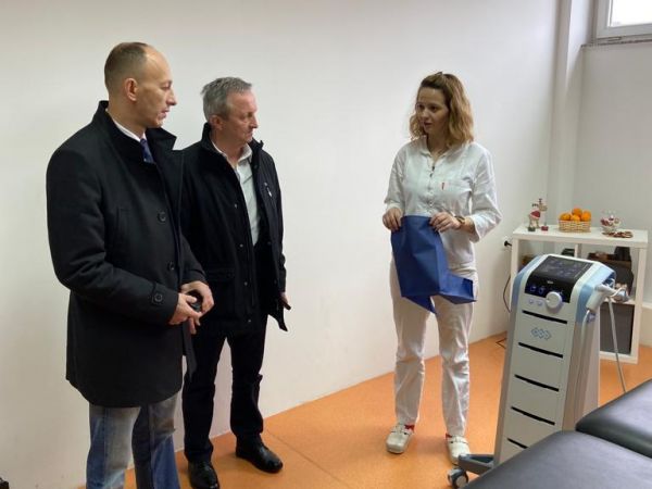 Za potrebe rada Doma zdravlja Otočac osigurani novi uređaji o liječenje s radijalnim za magnetoterapiju Za potrebe rada Doma zdravlja Otočac osigurani novi uređaji o liječenje s radijalnim za magnetoterapiju