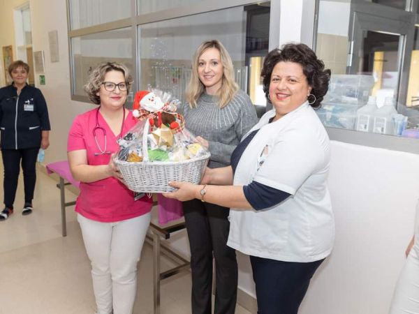 Povodom blagdana Sv. Nikole zamjenica župana posjetila Dječji odjel Opće bolnice Gospić Povodom blagdana Sv. Nikole zamjenica župana posjetila Dječji odjel Opće bolnice Gospić