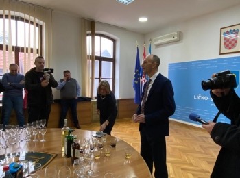 Ličko-senjska županija - Župan Petry najavio zaposlenicima Županije 2000 kuna božićnice i poklon-bon od 1000 kuna