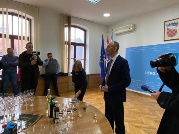 Župan Petry najavio zaposlenicima Županije 2000 kuna božićnice i poklon-bon od 1000 kuna