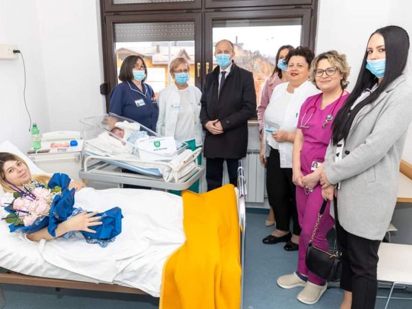 Župan Petry posjetio prvu novorođenu bebu u Ličko-senjskoj županiji