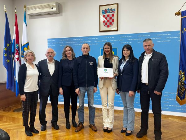 Karla Lončar, hrvatska brončana taekwondoašica iz Otočca na prijemu kod župana Petryja