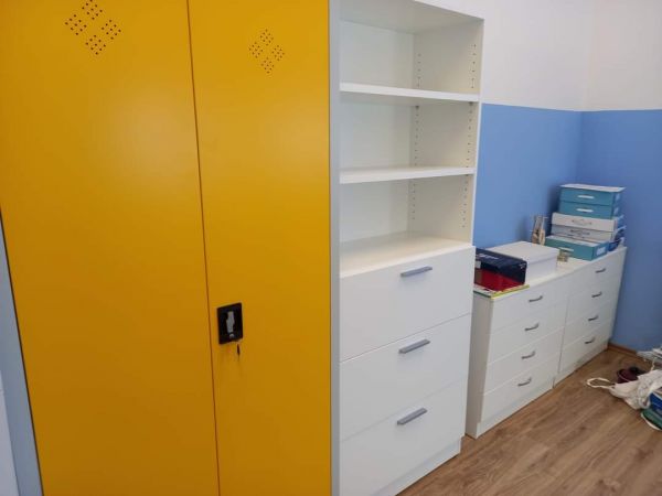 Ličko-senjska županija je u suradnji s Ministarstvom znanosti i obrazovanja nabavila novi namještaj za škole u Lovincu i Karlobagu