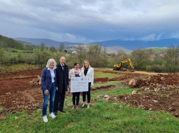 Ličko-senjska županija - Župan Petry obišao radove na izgradnji dječjeg igrališta u Švici