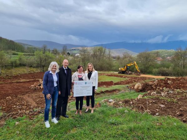 Župan Petry obišao radove na izgradnji dječjeg igrališta u Švici