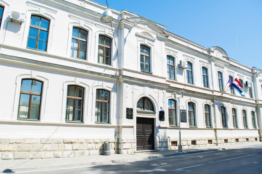 Ministarstvo kulture i medija odobrilo 53 tisuće eura za uređenje pročelja zgrade Ličko-senjske županije