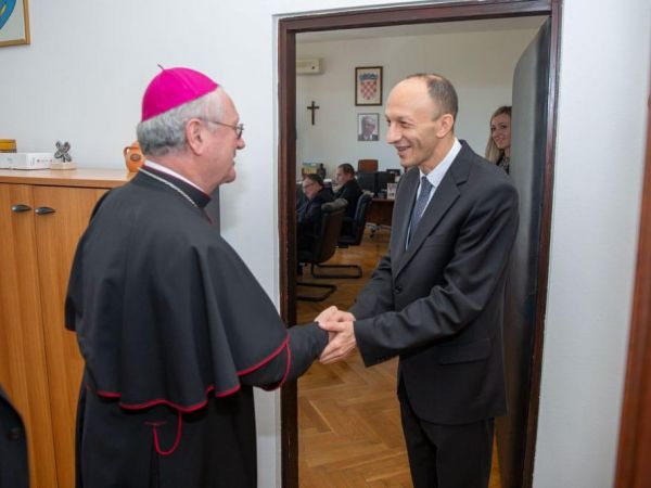 Župan Petry predložio gospićko-senjskog biskupa Zdenka Križića za počasnog građanina županije, posthumno za nagradu za životno djelo predložen Damir Tomljanović Gavran