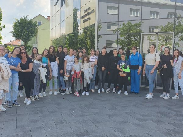 Osnovnoškolski folkloraši u posjetu Muzeju bećarca u Pleternici