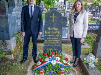 Ličko-senjska županija - Predstavnici Ličko-senjske županije održali komemoraciju na obnovljenoj grobnici prvog ličko-krbavskog župana Marka Kasumovića