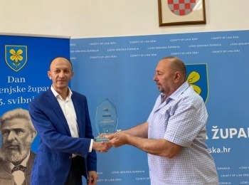 Ličko-senjska županija - Kickboxing klub “Škorpion” dodijelio priznanje županu Petryju