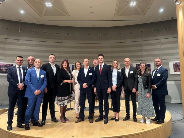 Izaslanstvo Ličko-senjske županije održalo radni sastanak s hrvatskim europarlamentarcem Karlom Resslerom na temu korištenja sredstava iz EU fondova