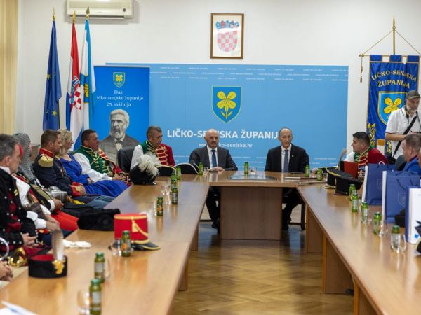 Prijem Povijesnih postrojbi hrvatske vojske povodom Dana grada Gospića