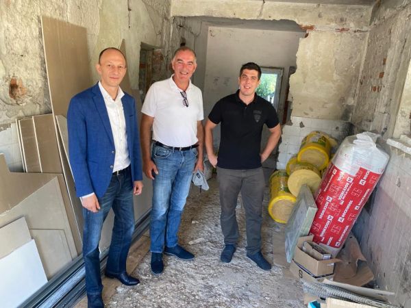 Ličko-senjski župan Ernest Petry i načelnik Općine Lovinac Ivan Miletić obišli prostorije buduće ljekarne u Lovincu te radove na cestama na području općine