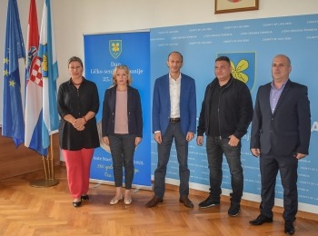 Ličko-senjska županija - Župan Petry potpisao Ugovore za prijevoz učenika osnovnih škola