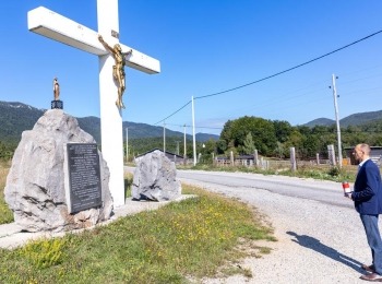 Ličko-senjska županija - Paljenjem svijeće ispred križa na Jadovnom, župan Petry odao počast povodom 91. godišnjice od Velebitskog ustanka - sutra nastavak obilježavanja u Brušanima
