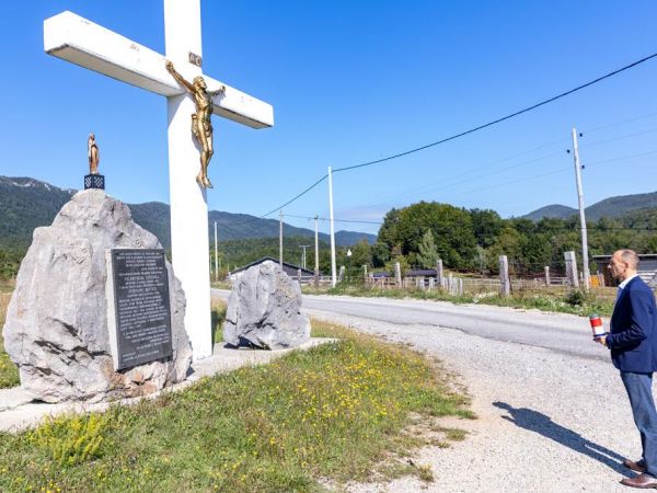 Paljenjem svijeće ispred križa na Jadovnom, župan Petry odao počast povodom 91. godišnjice od Velebitskog ustanka - sutra nastavak obilježavanja u Brušanima