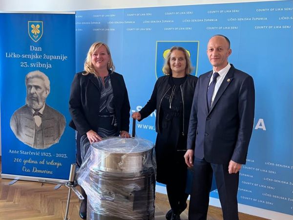 Ličko-senjska županija donirala Srednjoj školi Plitvička jezera kotao za edukaciju djece - kako napraviti zimnicu