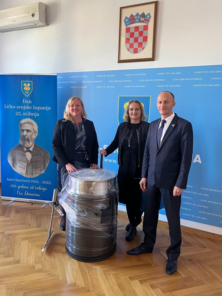 Ličko-senjska županija donirala Srednjoj školi Plitvička jezera kotao za edukaciju djece - kako napraviti zimnicu