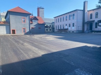 Ličko-senjska županija - U tijeku završni radovi na obnovi dvorišnog parkirališta Ličko-senjske županije koje postaje multifunkcionalni prostor