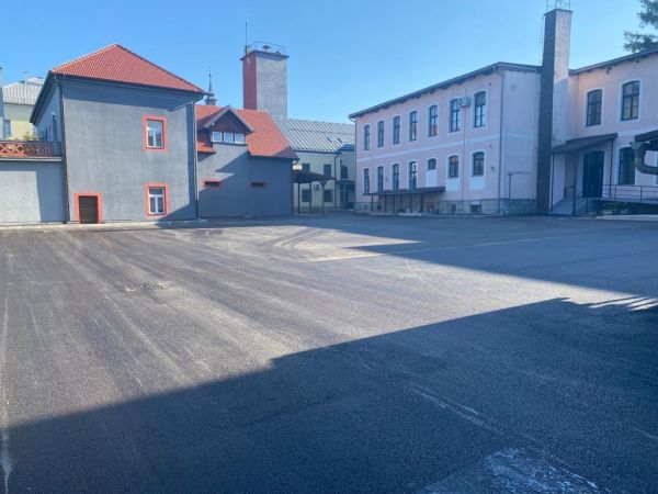 U tijeku završni radovi na obnovi dvorišnog parkirališta Ličko-senjske županije koje postaje multifunkcionalni prostor