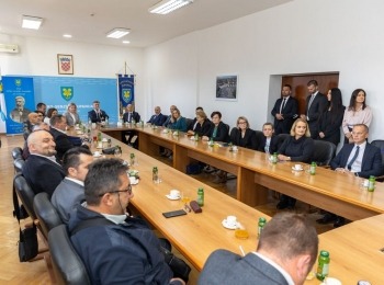 Ličko-senjska županija - Predsjednik Vlade Andrej Plenković u Gospiću nazočio na potpisivanju Ugovora za revitalizaciju Like