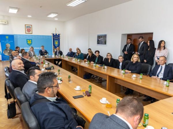 Predsjednik Vlade Andrej Plenković u Gospiću nazočio na potpisivanju Ugovora za revitalizaciju Like