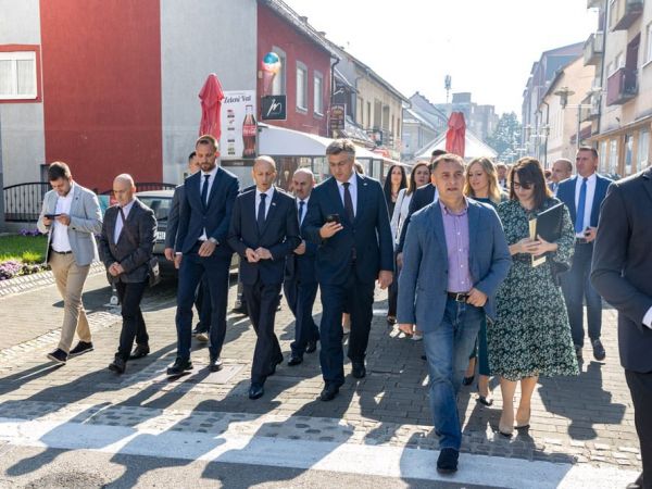 Plenković posjetio “Jesen u Lici”, komentirao inflaciju, navijače u Grčkoj, izmjene Kaznenog zakona…