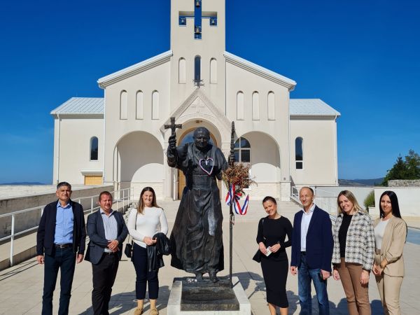 Župan Petry sa suradnicima posjetio Općinu Udbina - Realizirani brojni projekti u cilju poboljšanja uvjeta života stanovništva