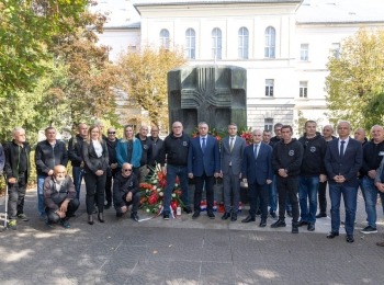 Ličko-senjska županija - Albanski dragovoljci povodom 32. godišnjice pogibije dvojice pripadnika HV-a odali počast u Gospiću i Ličkom Osiku